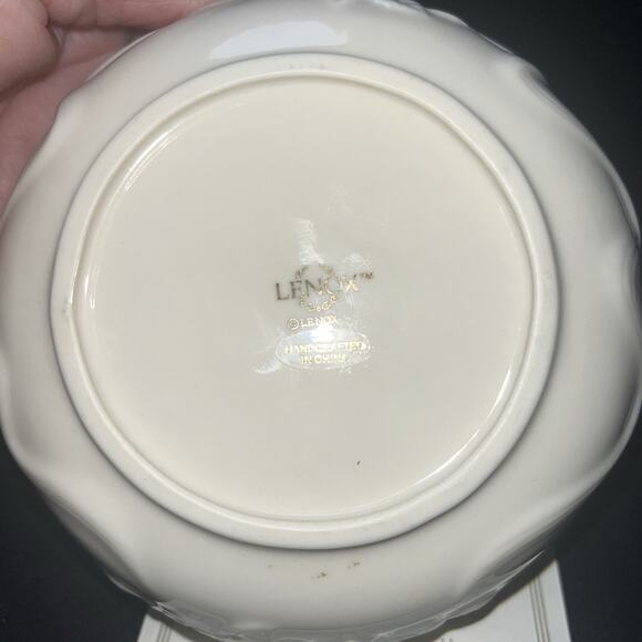 Lennox rose blossom bowl 24 K gold trim Edge 5 1/2” X 2” - Picture 5 of 8